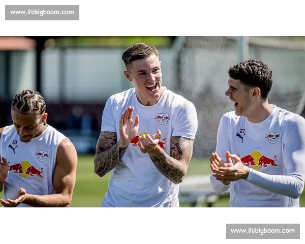 夏窗终极对决：纽卡曼联争夺谢什科，亿元中锋花落谁家？